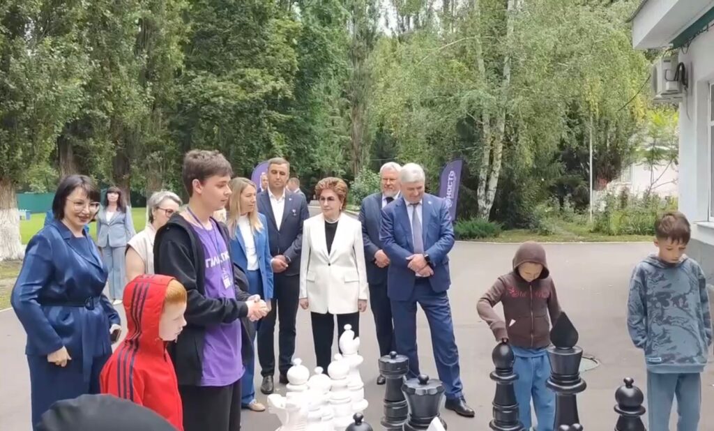 Новоусманский район посетила сенатор Галина Карелова вместе Губернатором Воронежской области Александром Гусевым. Делегация посетила лагерь «Юность» и школу «Эврика».