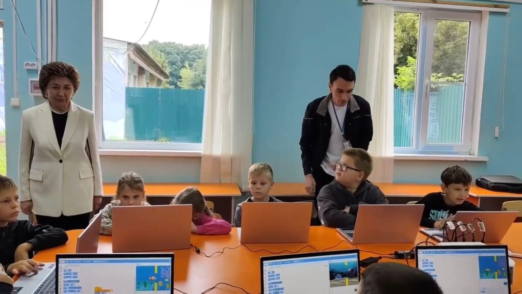 Новоусманский район посетила сенатор Галина Карелова вместе Губернатором Воронежской области Александром Гусевым. Делегация посетила лагерь «Юность» и школу «Эврика».