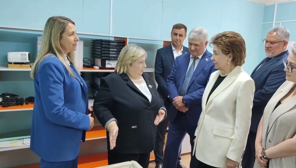 Новоусманский район посетила сенатор Галина Карелова вместе Губернатором Воронежской области Александром Гусевым. Делегация посетила лагерь «Юность» и школу «Эврика».